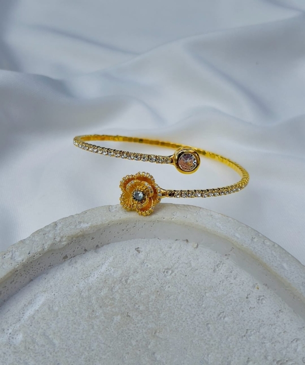 Bracelete Dourado com Flor de Zircônia