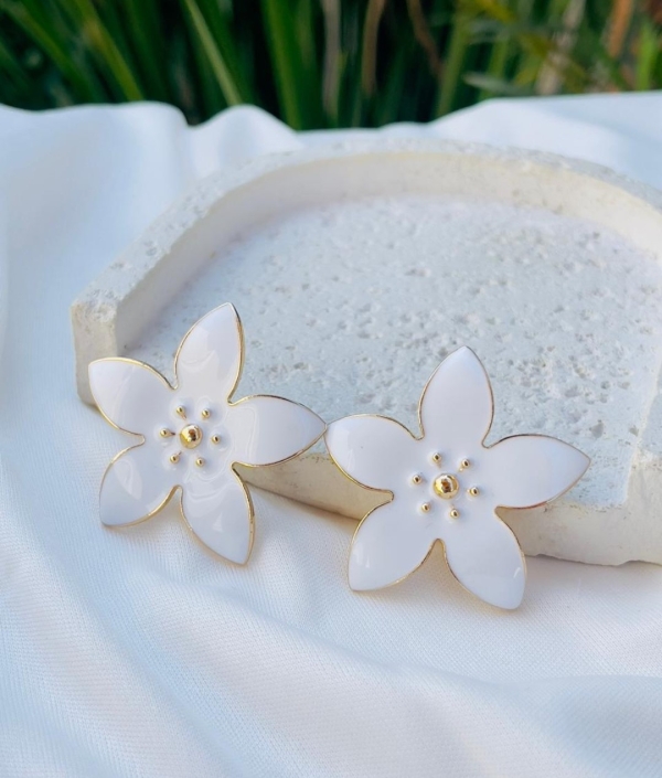 Brinco Flor Branca com 5 Pontas e Detalhes Dourados