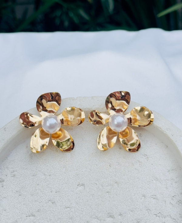 Brinco Dourado Flor com Pérola