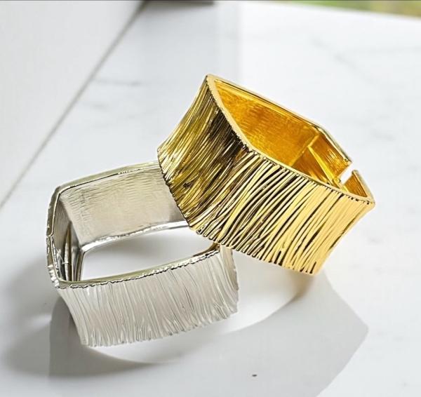 Bracelete quadrado texturizado