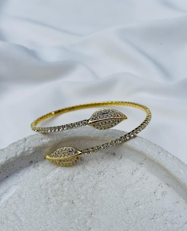 Bracelete Dourado Folhas em Strass