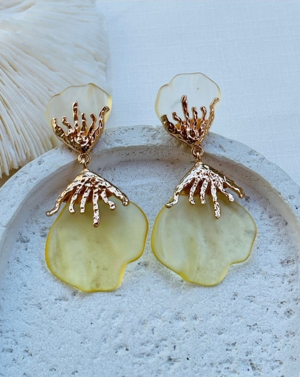 Brinco Flor com Pétala Amarela Fosca e Detalhes Dourados