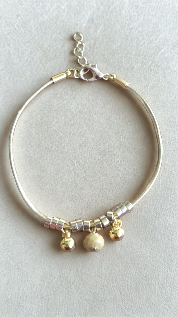 Pulseira Courinho Dourado com Cristal Amarelo e Pingentes Dourados