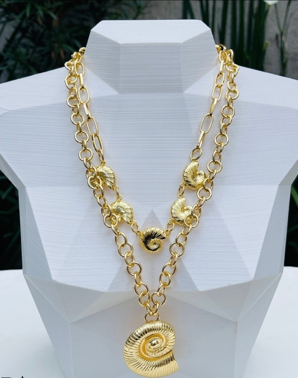 Colar Duplo Dourado com Conchas Caracol