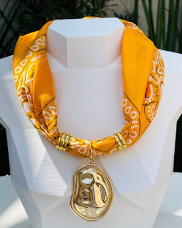 Colar Bandana com Pingente Orgânico Dourado