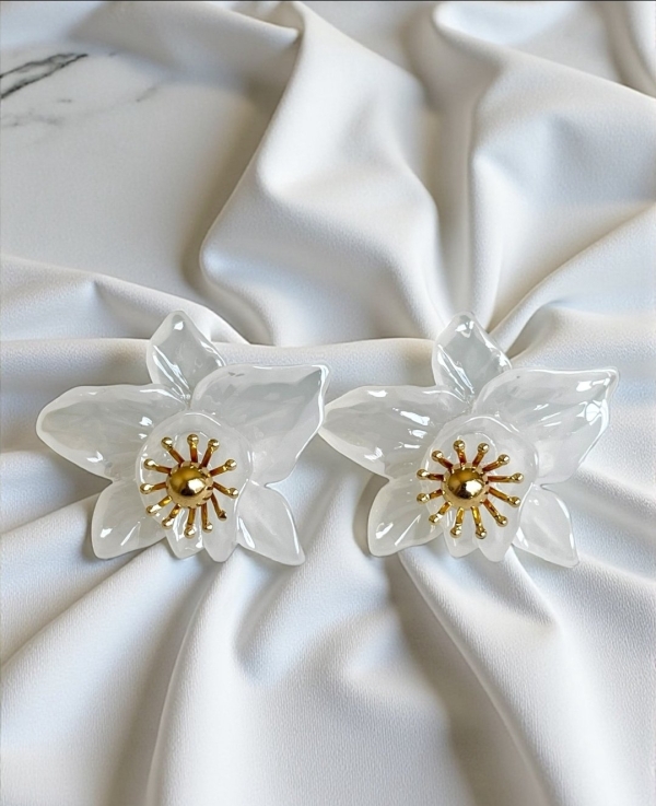 Brinco Flor resina perolada com miolo dourado