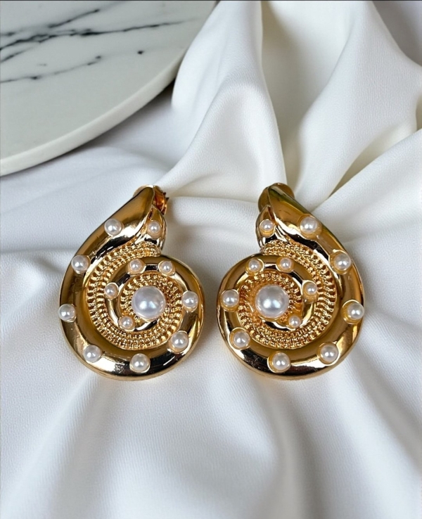 Brinco Concha Caracol Dourado com Toques de Pérola