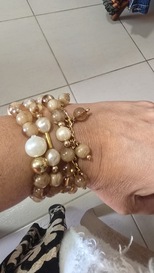 Kit pulseiras tom nude com detalhes em pérolas e dourado - Imagem 2