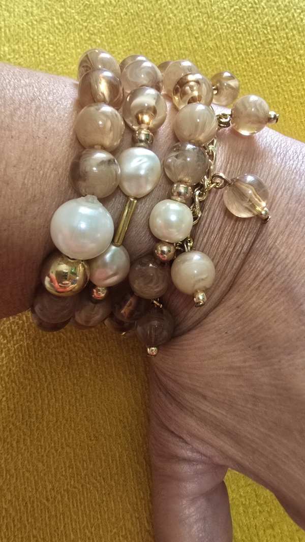 Kit pulseiras tom nude com detalhes em pérolas e dourado
