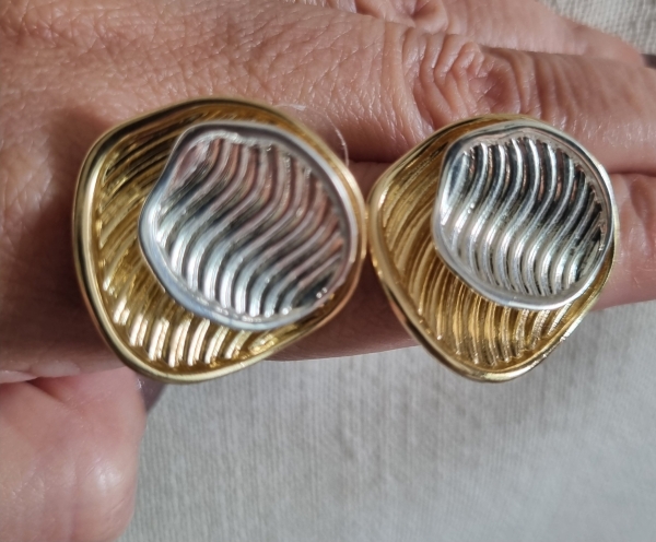 Brinco orgânico texturizado Duo de Metais Dourado & Prata