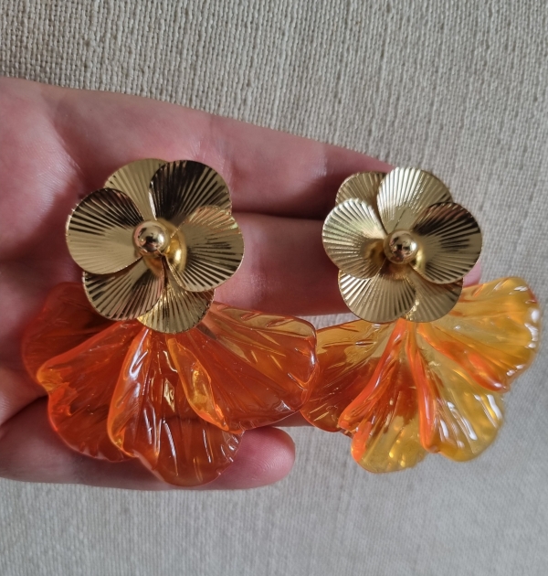 Brinco Flor Dourada com Pétalas Tangerine Translúcidas