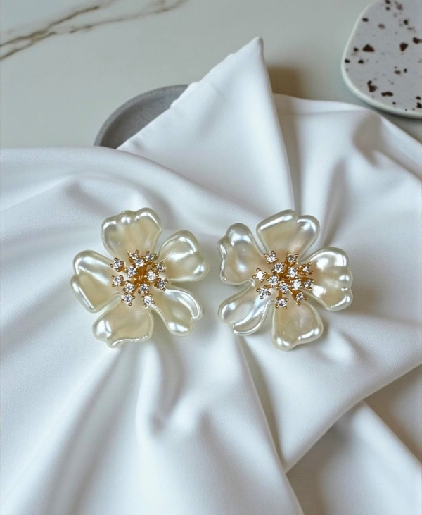 Brinco Flor Perolada com Miolo em Zircônias