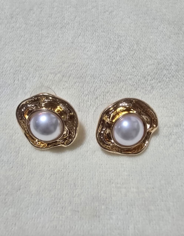 ✨ Brinco Dourado com Pérola Central ✨