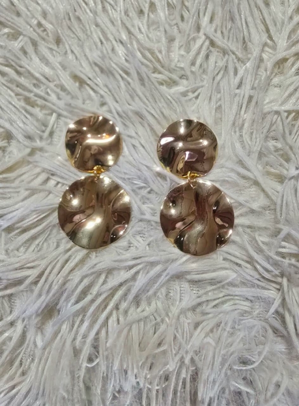 🌟 Brinco Dourado Duplo com Efeito Martelado 🌟