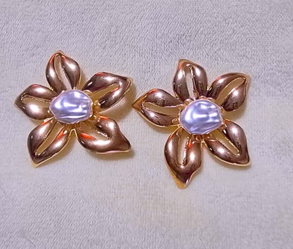 🌸 Brinco Flor Dourada com Pérola 🌸