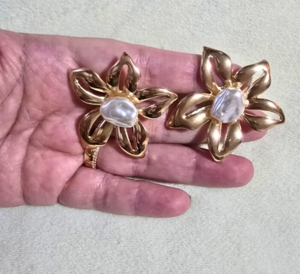 🌸 Brinco Flor Dourada com Pérola 🌸 - Imagem 2