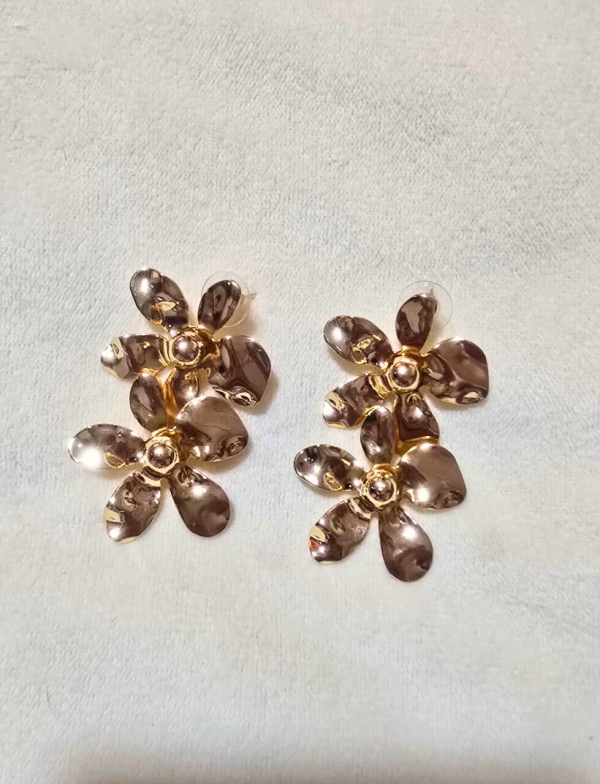 ✨ Brinco Dourado com Duas Flores ✨