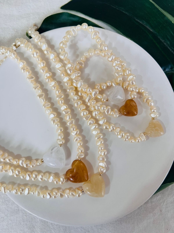 Kits pérolas com pedra natural em coração