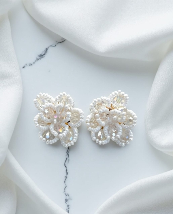 Brinco Flor de Mini Pérolas com Transparência