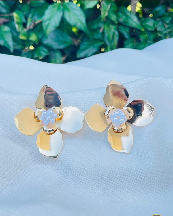 Brinco flor dourada com mini pérolas no miolo