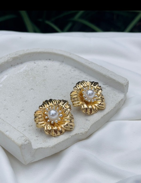 Brinco flor pétalas texturizadas com miolo em pérolas