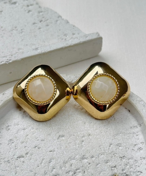 Brinco Médio Quadrado Dourado com Detalhe em Resina Perolada