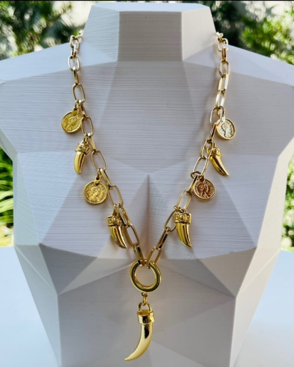 Colar Dourado Estilo Boho com Pingentes