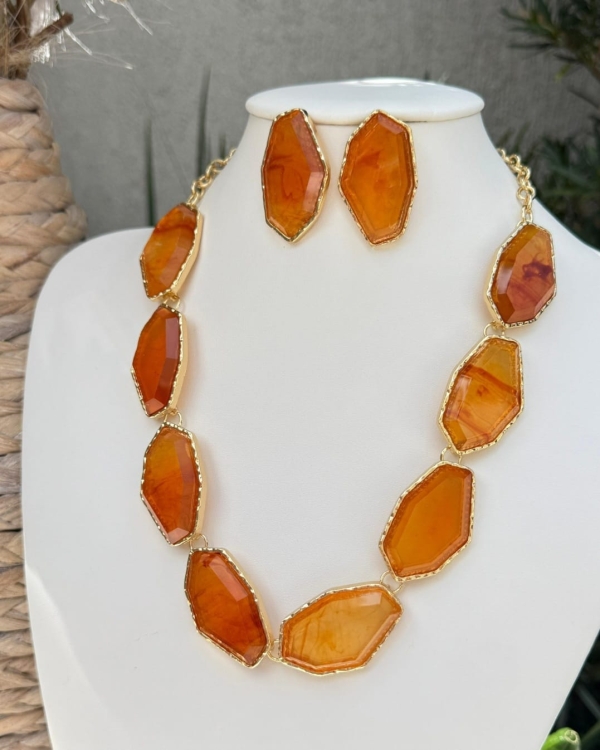 Colar com Pingente Orgânico em Resina Tangerine e Bordas Douradas
