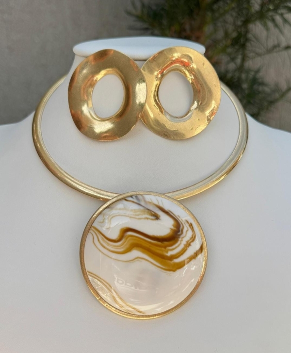 Conjunto Dourado Fosco com Pingente Off Mesclado em Resina