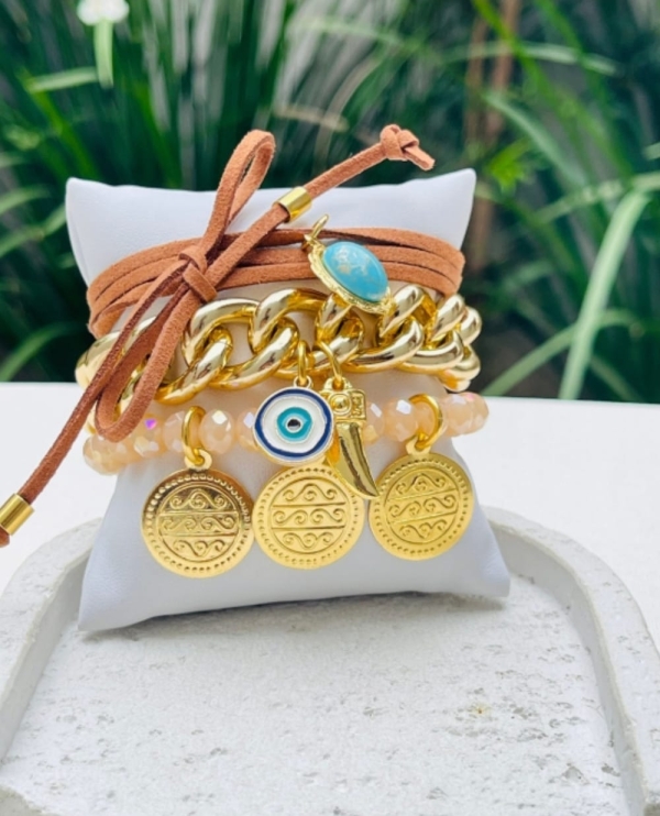 Kit de Pulseiras com Cristais Nude Leitoso e Medalhas