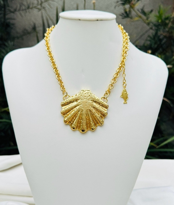 Colar Dourado com Concha e Peixinho