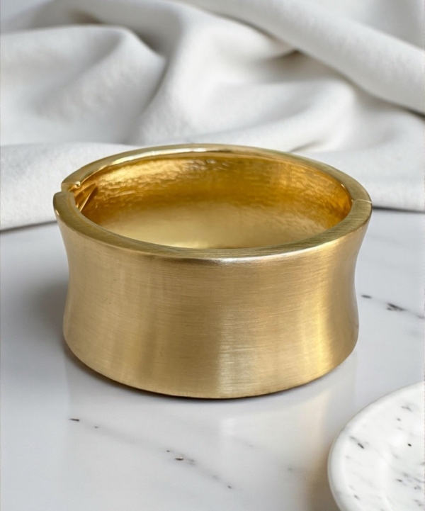 Bracelete Curvo Fosco Dourado