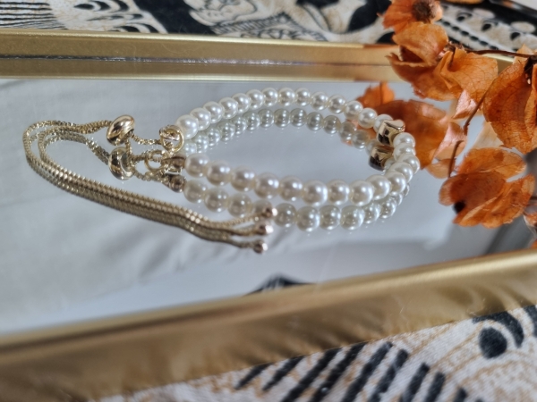 Pulseira Delicada de Pérolas com Coração Folheado