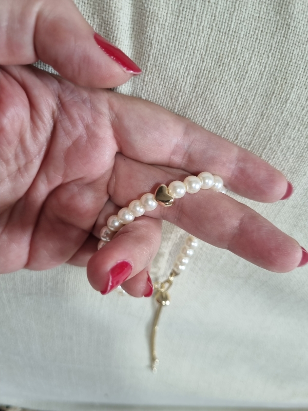 Pulseira Delicada de Pérolas com Coração Folheado - Imagem 2