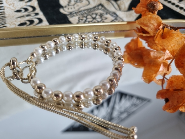 Pulseira Ajustável de Pérolas e Bolinhas Douradas