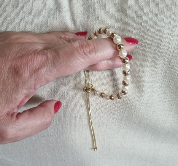 Pulseira Ajustável de Pérolas e Bolinhas Douradas - Imagem 2