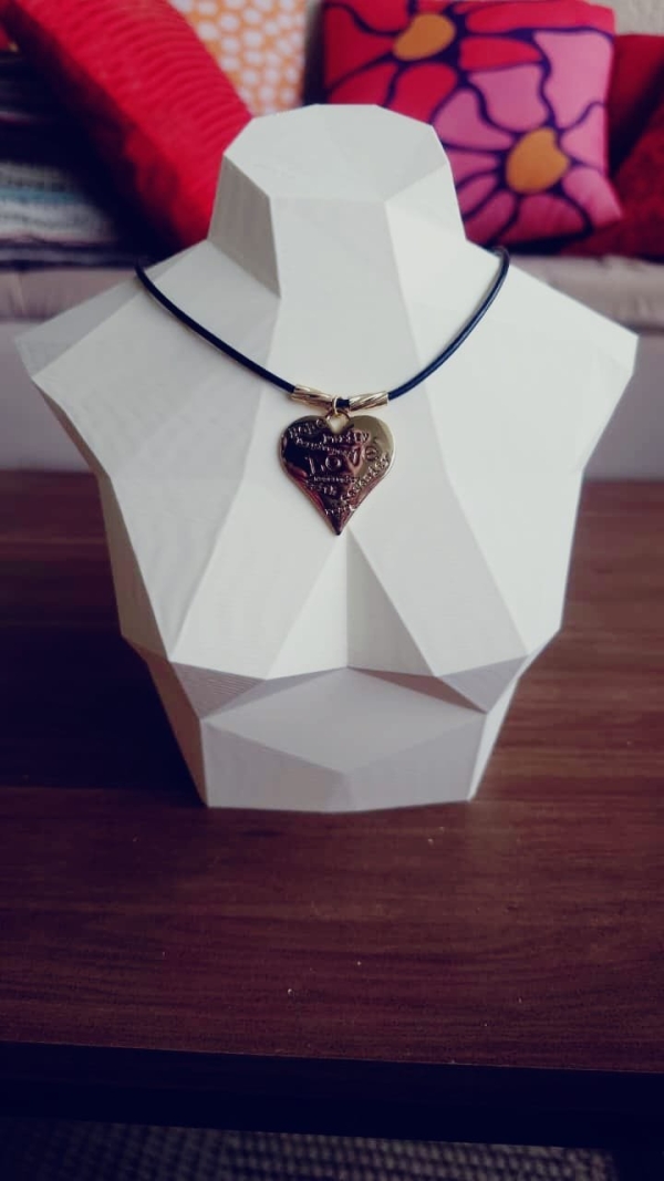 Choker Romântica com Coração Folheado