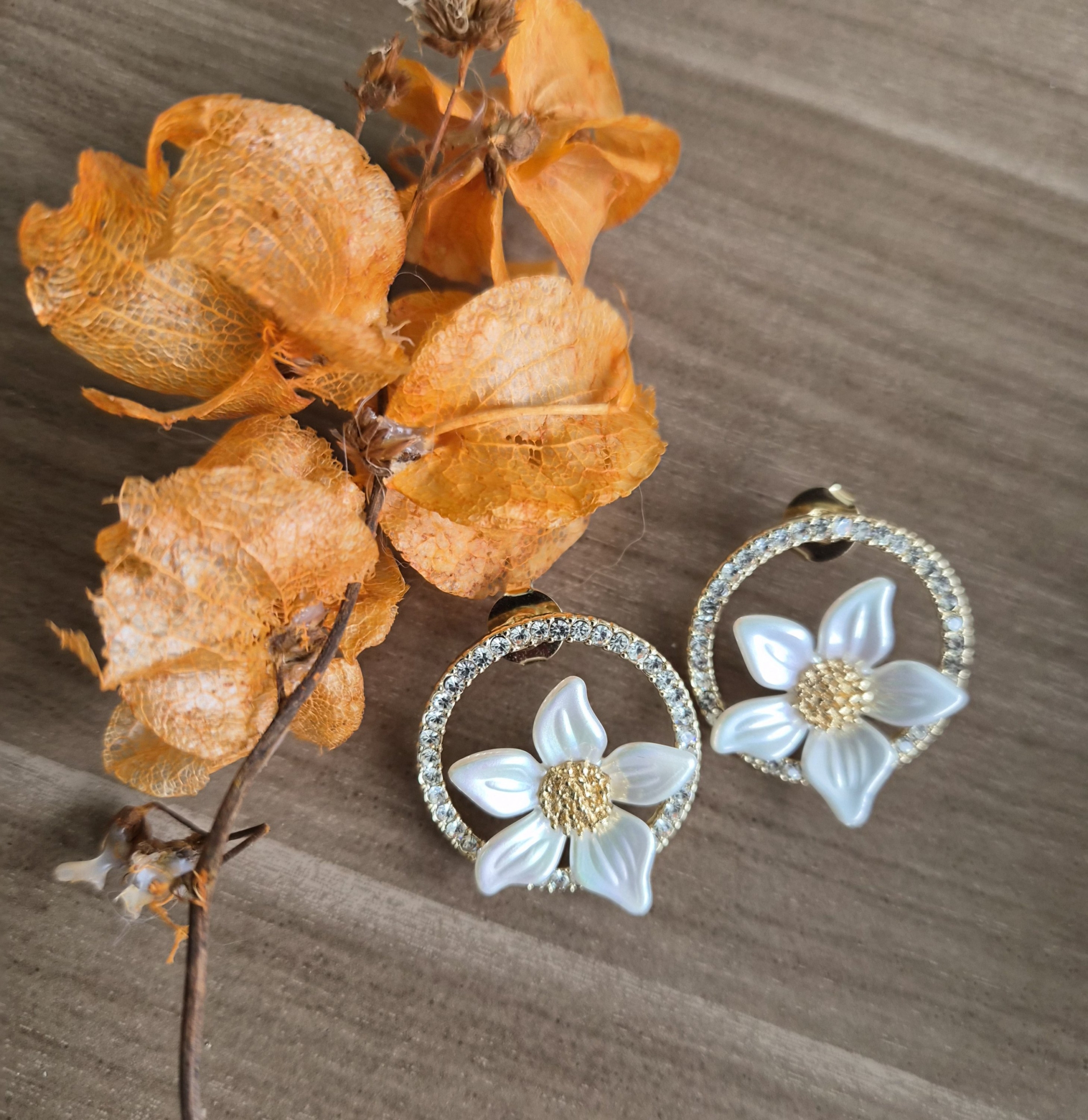 ✨ Brinco Flor de Madrepérola – Elegância e delicadeza